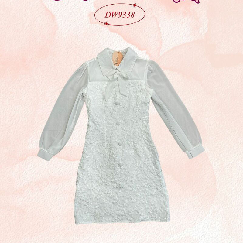 kudapy เดรสสั้นสีขาว/สีน้ำตาล/สีเขียว ผ้าทอลายดอก แต่งชีฟองแขนยาว คอปก ดีเทลโบว์น่ารัก งานซิปหลัง