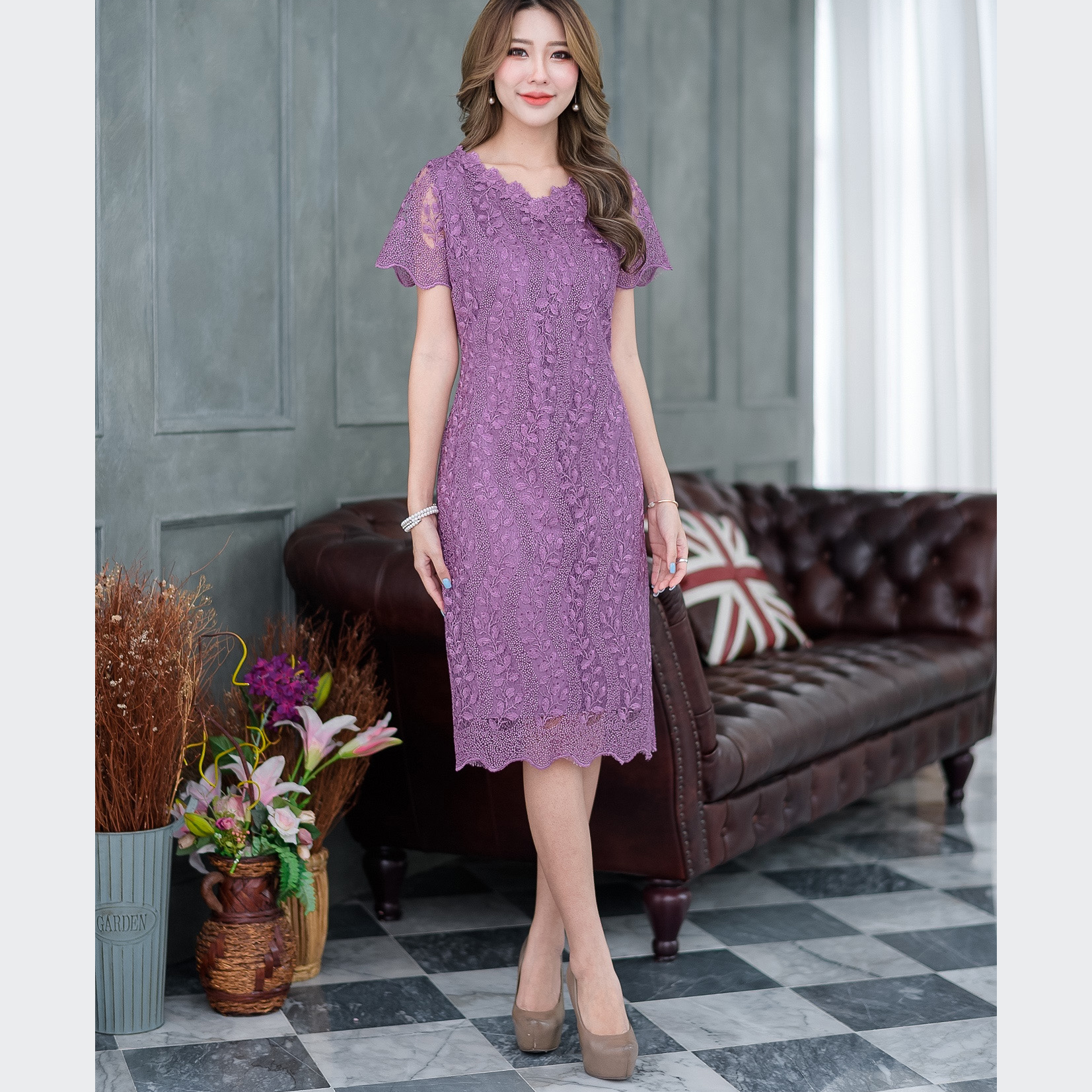 kudapy เดรสไปงานผ้าลูกไม้เงาทอลายผสมเลื่อมสีม่วง เนื้อผ้าสวยหรูดูแพงมากๆค่ะ ดีไซน์ทรงตรงสวยใส่ง่าย คอวีทำให้ดูไม่อ้วนตัน