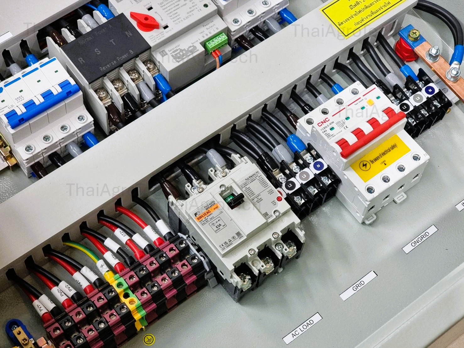 ตู้คอมบายเนอร์แบบไฮบริดแบบออนออฟกริด 3สตริง 3เฟส Hybrid On-OffGrid ขนาด 10kw-40Kw MCCB, RCBO, DC 3string 1000V, ATS 100A 4P (3Phase) ระบบโซล่าเซลล์ ไฮบริด #Deye #Growatt #PowMr #SRNE #LVTOPSUN #Anern