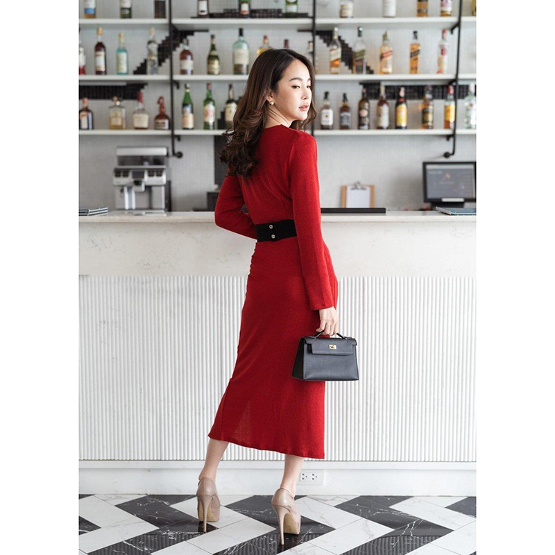 kudapy ชุดเดรสไปงานคอวีแขนยาว สีแดง/ทอง/ชมพู ไขว้หน้า ผ้ายืดทิ้งตัว เนื้อดีมากๆค่ะ ตัวเนื้อผ้าผสมกลิตเตอร์นิดๆ แต่งระบายข้าง