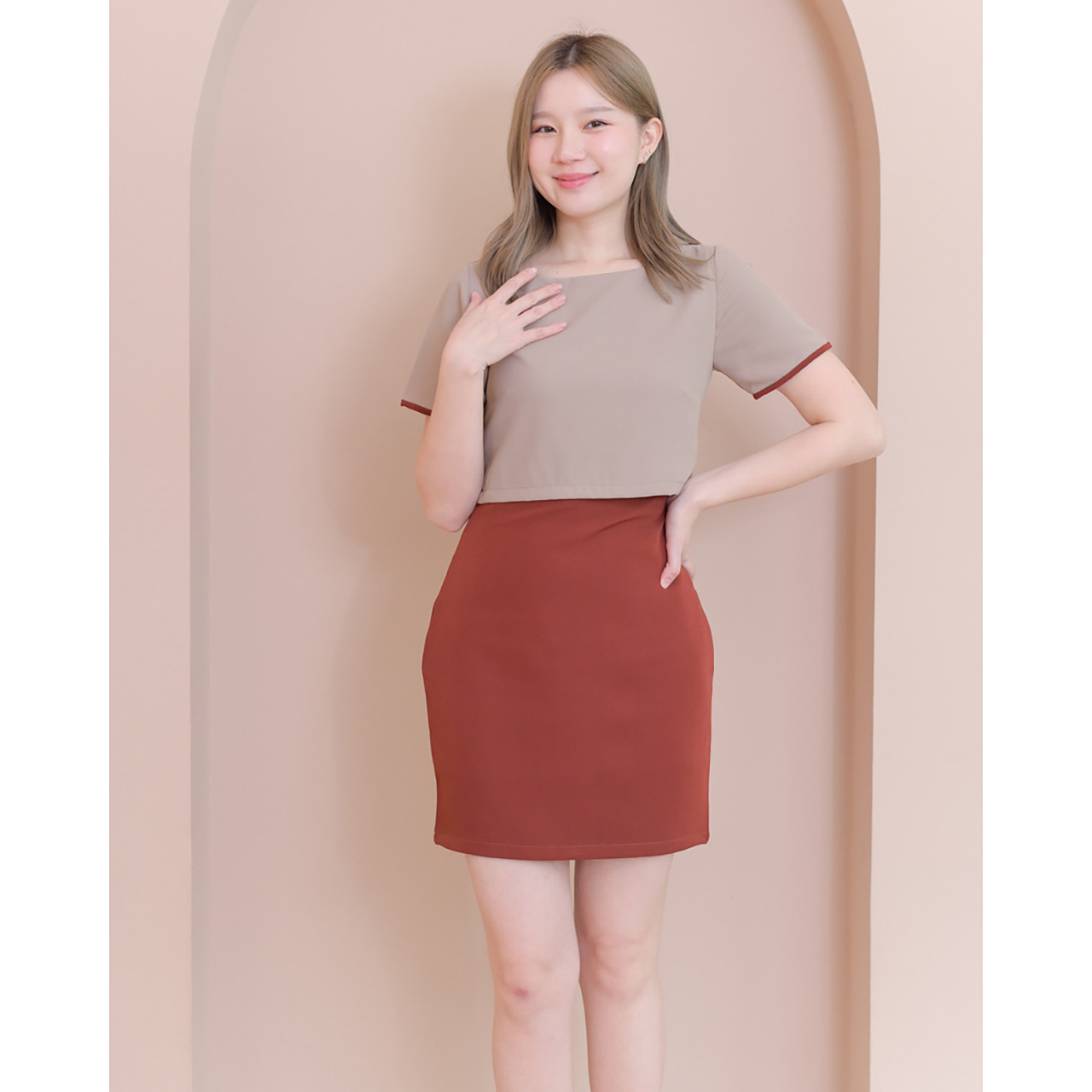 kudapy เดรสสั้นสีน้ำตาลแดง/สีเทาเข้ม/สีดำ/สีครีมเข้ม/สีเบจ ทูโทน ทรงคอปาด ช่วงกระโปรงทรงสอบ ผ่าชายด้านหลังให้เดินสะดวก