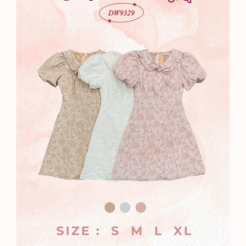kudapy เดรสสั้นสีน้ำตาล/สีชมพู/สีขาว ทรงเข้ารูปกระโปรงบานผ้าอัดลายดอกนูน คอบัว แขนสม็อค ดีเทลผูกโบว์กลางอก น่ารักมาก