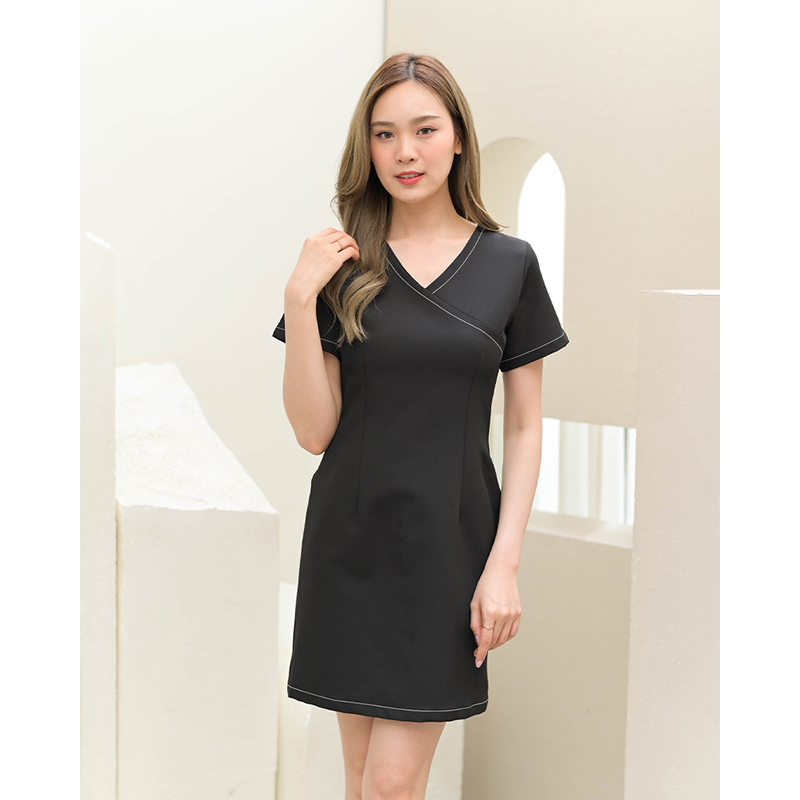 kudapy เดรสสั้นสีดำ/สีน้ำตาล แขนสั้น คอวี ดีไซน์ปาดหน้า กิมมิคเล่นเส้นด้ายเส้นใหญ่ จับเกล็ดเข้ารูป มีความอยู่ทรงเก็บทรง