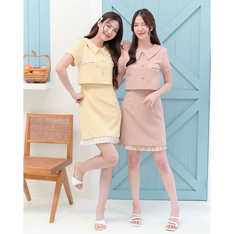 kudapy เดรสสั้นสีโอรส/สีเหลือง แขนสั้น คอปกดีไซน์เก๋เหมือนใส่แยกชิ้น ดต่อกลางลำตัวติดกระดุมปั๊ม แต่งระบายพลีทที่อกและชายซับใน