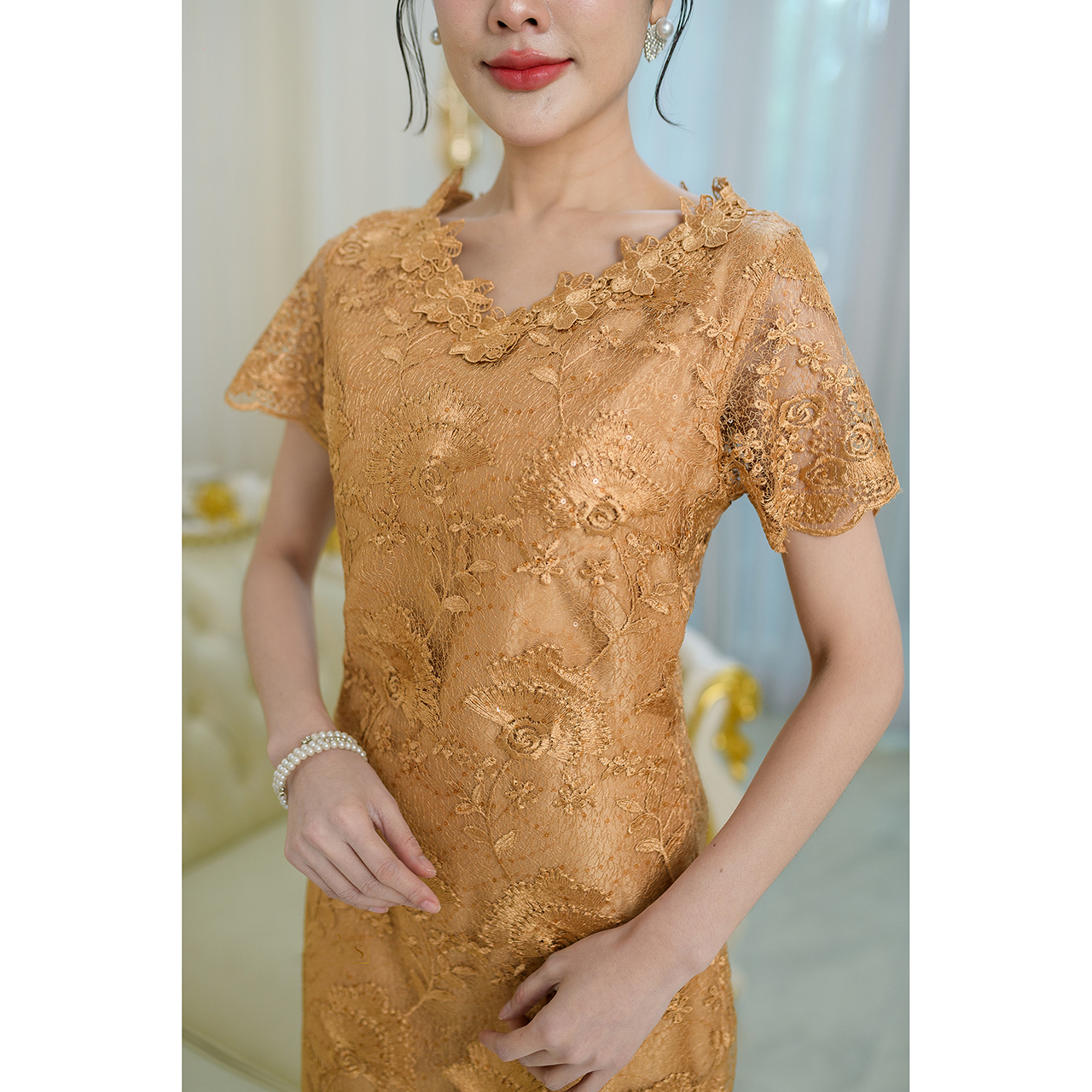 kudapy เดรสผ้าลูกไม้เนื้อผ้าเงาแต่งเลื่อมงานสวยพรีเมี่ยม ดีไซน์คอวี รอบคอแต่งดอกไม้เป็นดอกไม้ลูกไม้ถักลายสวย