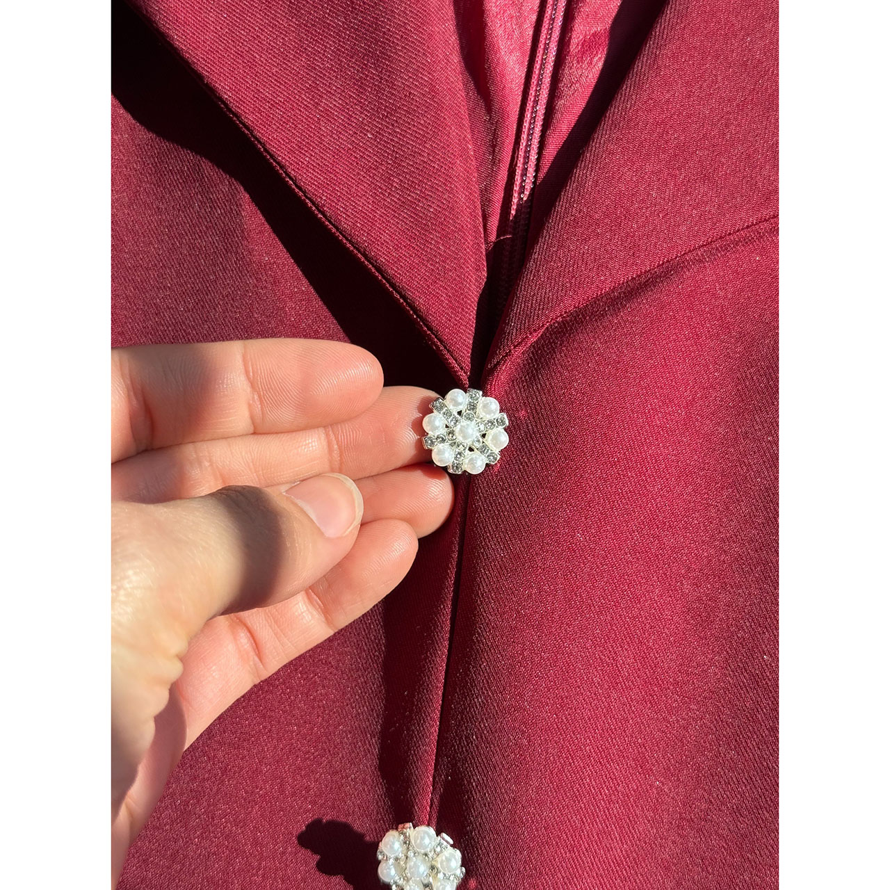 kudapy เดรสแขนกุดแต่งกระดุมดอกไม้มาพร้อมเข็มขัดน่ารัก