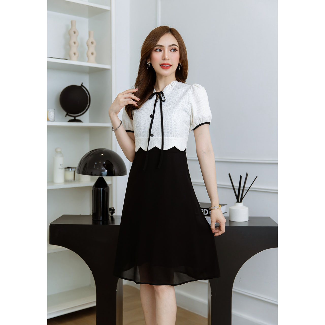 kudapy เดรสสั้นสีขาวดำ/สีชมพู ลูกไม้กระโปรงชีฟอง สวยเรียบดูดี เป็นเดรสเสื้อลูกไม้ตัดต่อกระโปรงชีฟองสวยพริ้ว มีดีเทลเป็นเสื้อครอปเย็บเป็นเคริฟสวยละมุน แต่งกระดุม