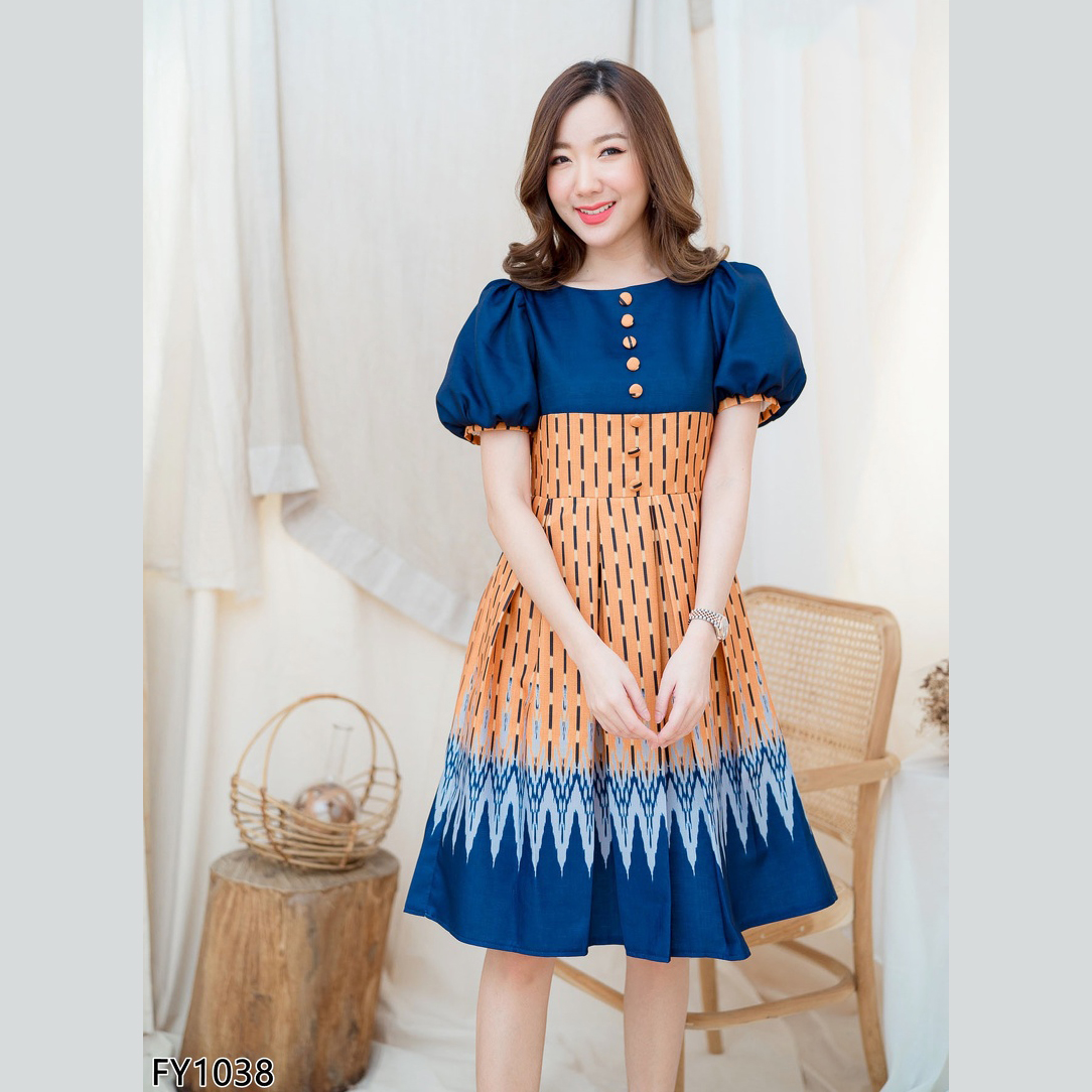 kudapy เดรสสั้นผ้าไทยคอเหลี่ยมสีชมพู/สีกรมท่า แขนตู้กตายกสูง เอวมีเข็มขัดรัดเข้ารูป ซิบหลัง