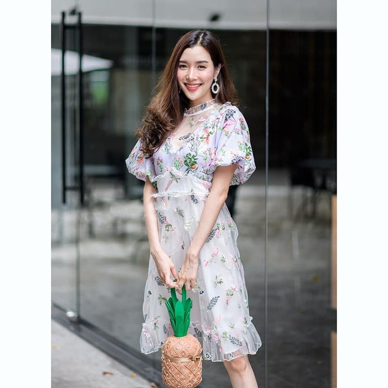 kudapy เดรสสั้นสีม่วง แขนพองทรงตุ๊กตา ช่วงคอเล่นระบาย ช่วงกระโปรงตัดเป็น 2 ชั้นนะคั เล่นผ้าแก้ว งานปักน้าค้า