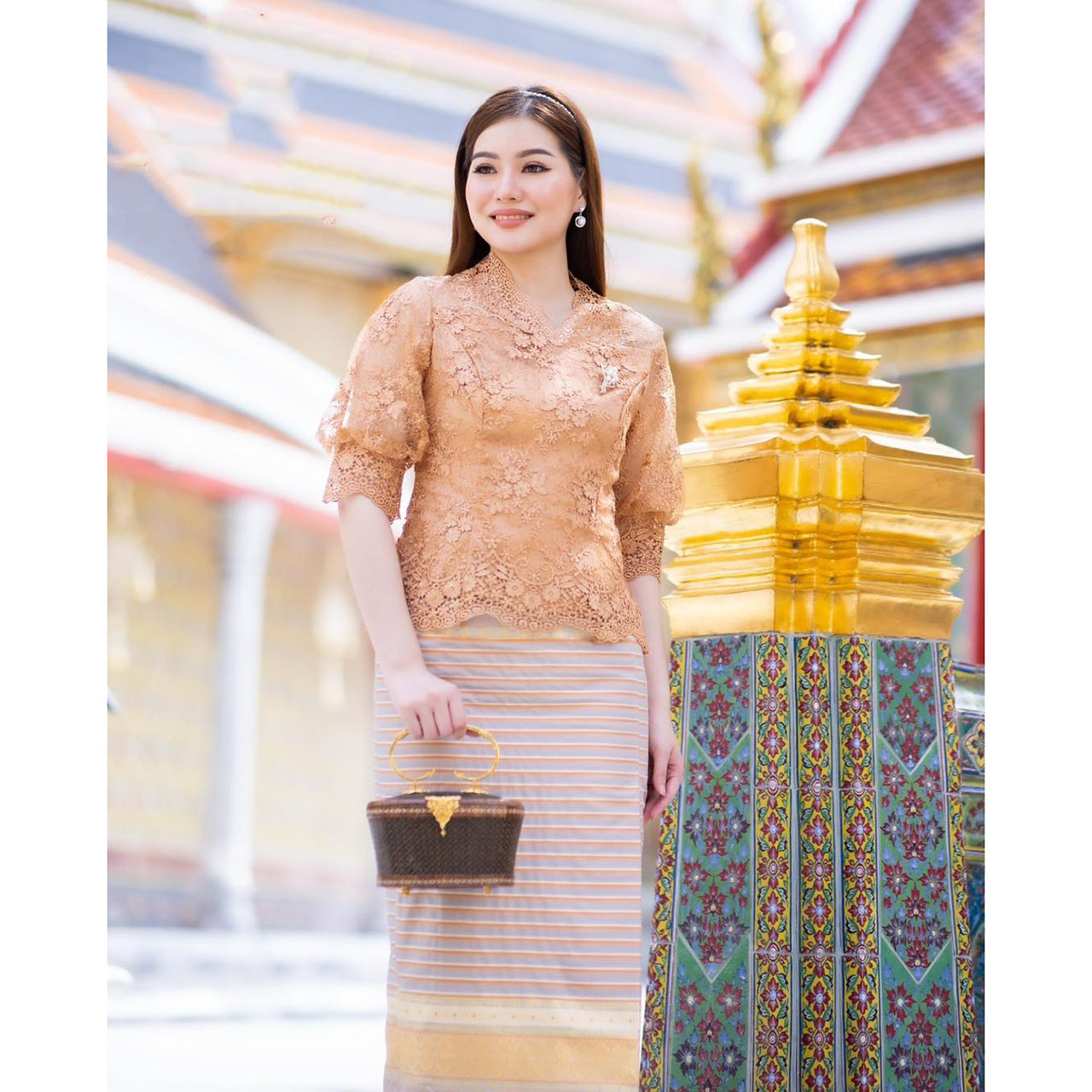 kudapy เสื้อสีทอง ใช้ผ้าลูกไม้เนื้อดีทอลายแน่นทั้งตัว มีซิปหลังสวมใส่ง่าย (เฉพาะเสื้อ)