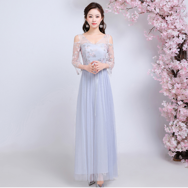 kudapy เดรสราตรียาวออกงานสีเทา ตัวเสื้อเป็นปักลายดอกไม้