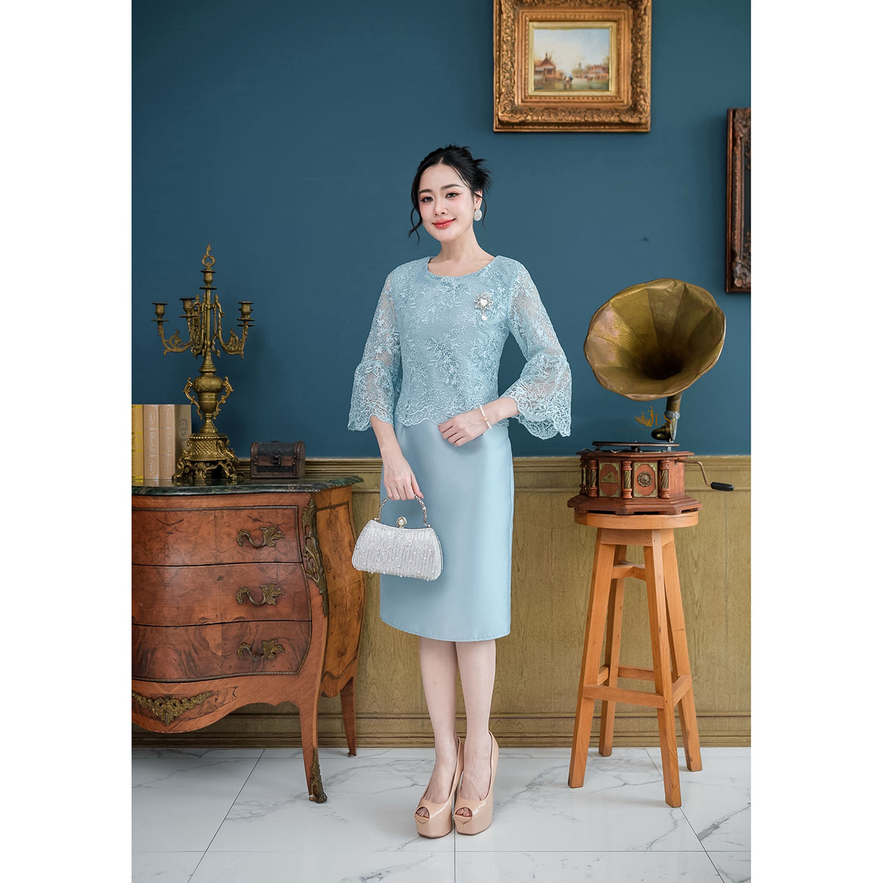 kudapy เดรสสั้น ผ้าไหมเสื้อลูกไม้ใยบวบ งานสวยดีไซน์เรียบ แขนเป็นทรงแขนยาวห้าส่วนดีเทลปลายแขนระบาย สวยแบบเรียบหรู