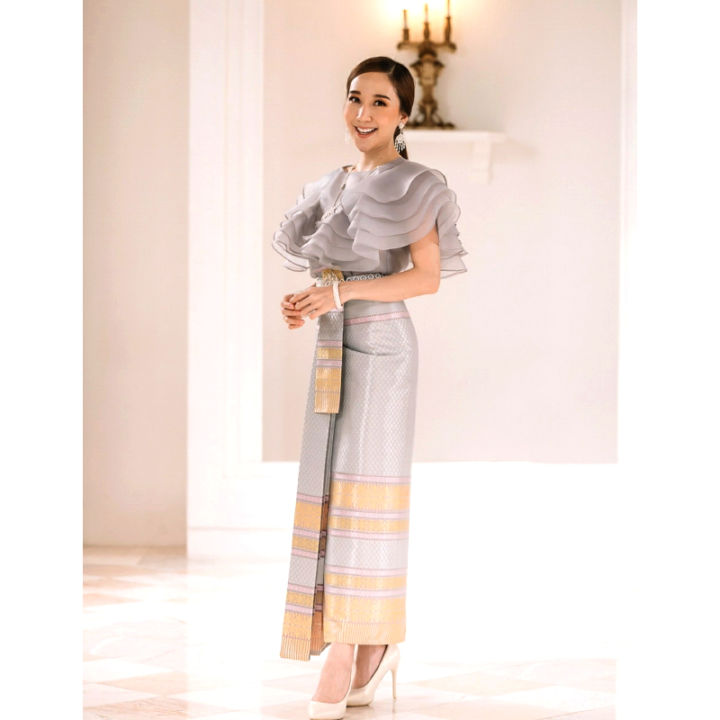 kudapy เสื้อไปงาน ผ้าแก้วคอปาดแคบสีชมพูกะปิ/สีเทา แต่งระบายช่วงแขนเป็นทรงหน้าอก V Shape ระบาย 4 ชั้นสวยหรูมากๆค่ะรุ่นนี้ ขายดีสุดๆ