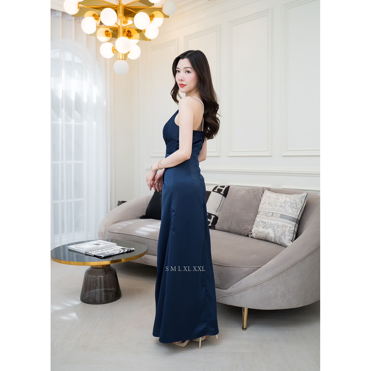 kudapy เดรสยาวสีโอวัลติน/สมิ้นอมฟ้า/สีชมพูกลีบบัว/สีกรม/สีชาเขียว ชุดราตรียาวไหล่เบี่ยงสายเพชรแต่งมัดเอวติดเข็มกลัดเพชรโบว์ งานพรีเมี่ยมผ้าเครปซาติน ซับในเกรดเอ ซิปด้านหลัง สวยหรู