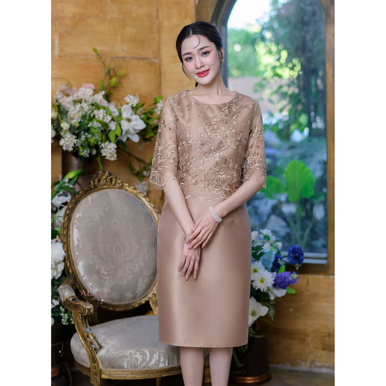 kudapy เดรสสั้นสีชมพู/สีน้ำตาล ผ้าไหมช่วงบนดีไซน์เย็บคลุมด้วยลูกไม้ซีทรูปักลายดอกไม้