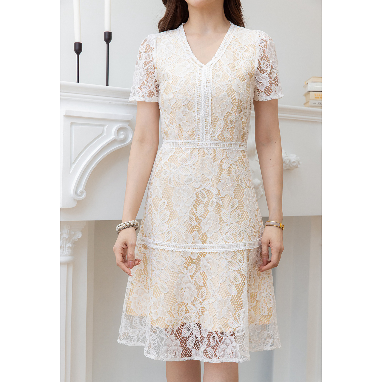 kudapy เดรสสั้นสีขาว/สีดำ เดรสลูกไม้สวยหรู ลูกไม้ลายสวย มีดีเทลแต่งลูกไม้แน่นๆทั้งชุด ท้้งช่วงรอบคอ รอบเอว