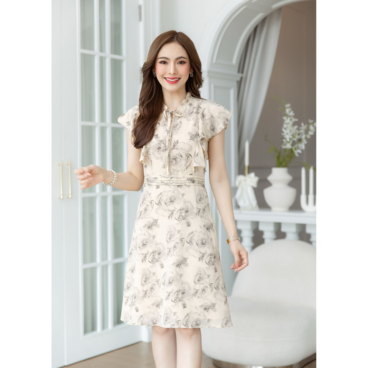 kudapy เดรสสั้นสีครีม/สีฟ้า แขนปีกคอโบว์ ผ้าลายสวยเป็นโทนพาสเทลคลาสสิค มีดีเทลตีเกล็ดขอบเอว เป็นซิปหลัง มีซับใน