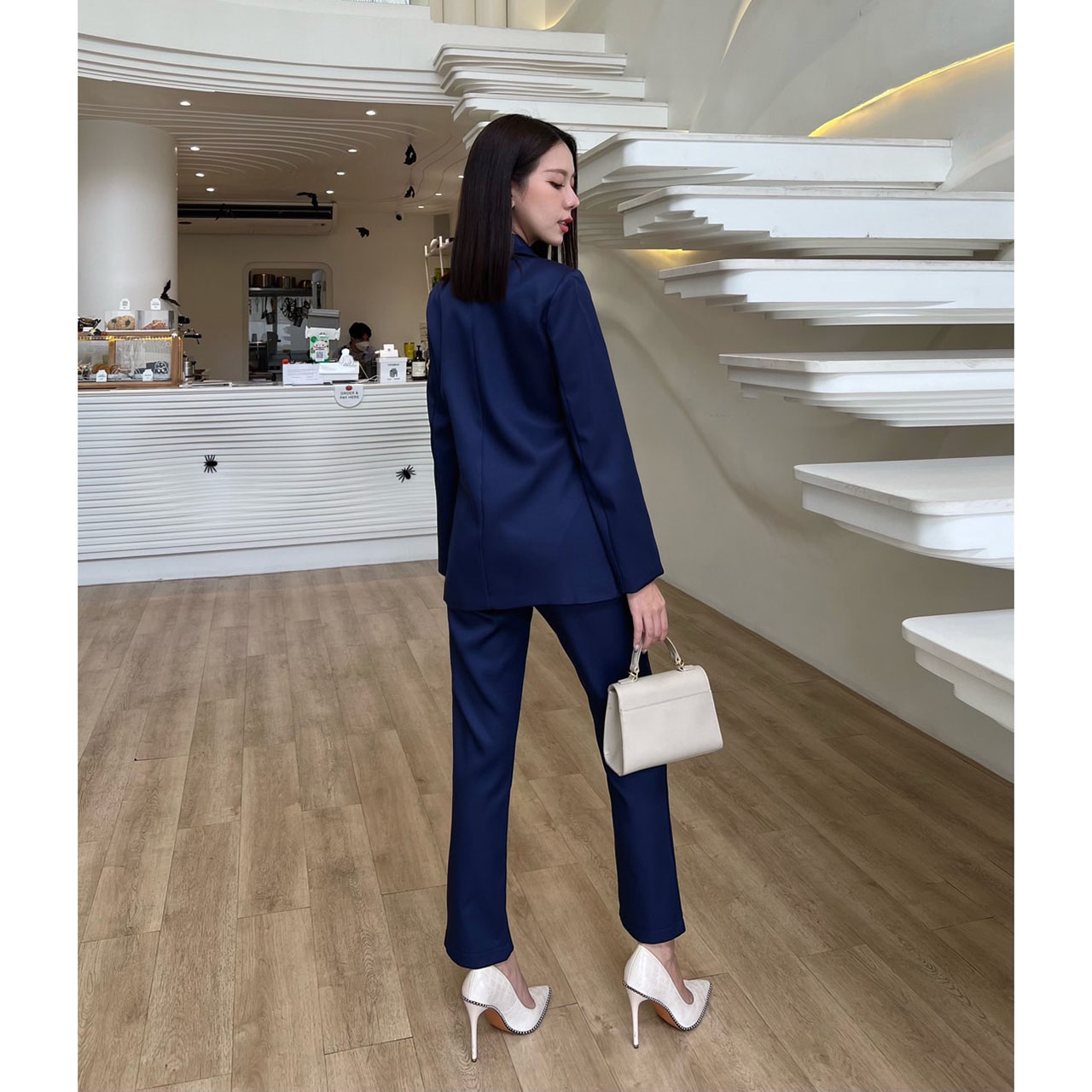 kudapy ชุดเสื้อสูทมีซับในอย่างดี แต่งกระดุมผ้าเดียวกับสีชุด มาคู่กับกางเกงขายาวใส่สบาย กระเป๋าใช้งานได้จริงทั้งเสื้อและกางเกง