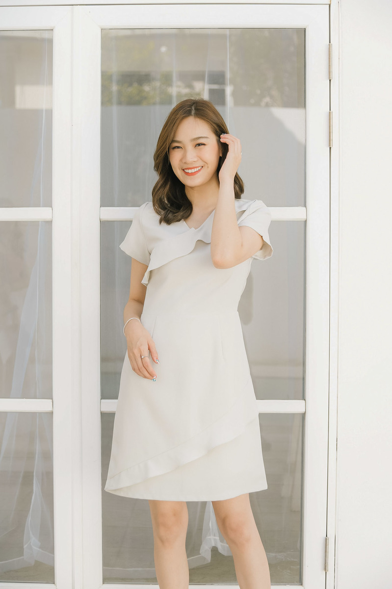 kudapy เดรสสั้นสีน้ำตาล/สีดำ/สีชมพู/สีกรม/เทา/เขียว/ฟ้าเทา คอวี ดีไซน์เล่นระบายที่คอและชายกระโปรง ตัวนี้น่ารักสดใส สไตล์มินิมอล