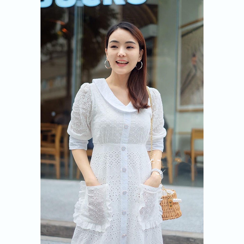 kudapy เดรสยาวสีขาว ลูกไม้คอตตอนปักฉลุ คอบัววี แขน 3 สวน แต่งกระเป๋าใหญ่