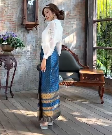 kudapy ผ้าถุงสำเร็จรูป ผ้าถุงทอลายสีทอง/สีเทา/สีน้ำเงินกรมท่า เกรดพรีเมี่ยมอัดกาว ซิปหลัง เย็บแบบ ทบผ้า ไม่เห็นหน้าขา