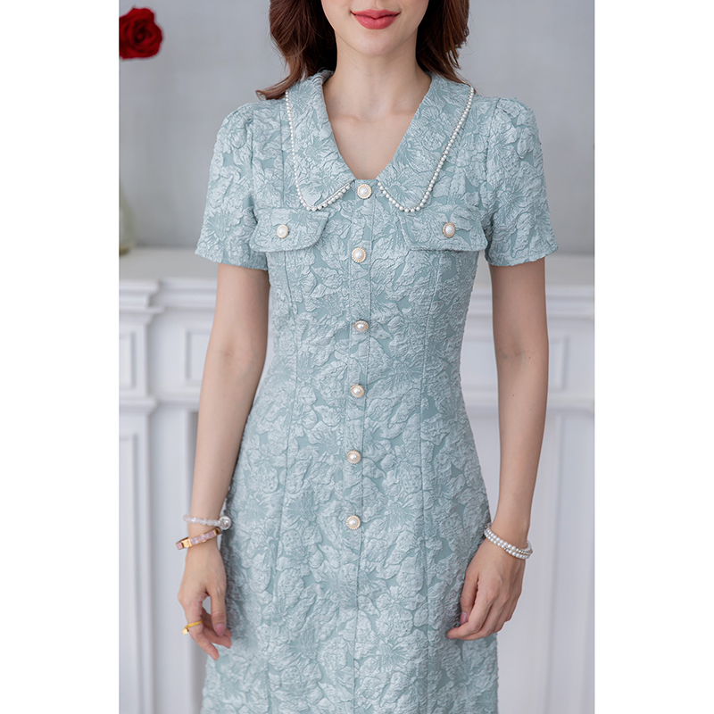 kudapy เดรสสั้นสีดำ/สีน้ำตาล/สีเขียว/สีขาว คอปกมุก ผ้าแจ็คกาด ใส่แล้วดูเพรียว เป็นทรงเข้ารูป มีดีเทลแต่งกระดุม และกระเป๋าช่วงอก เพิ่มความสวยเก๋