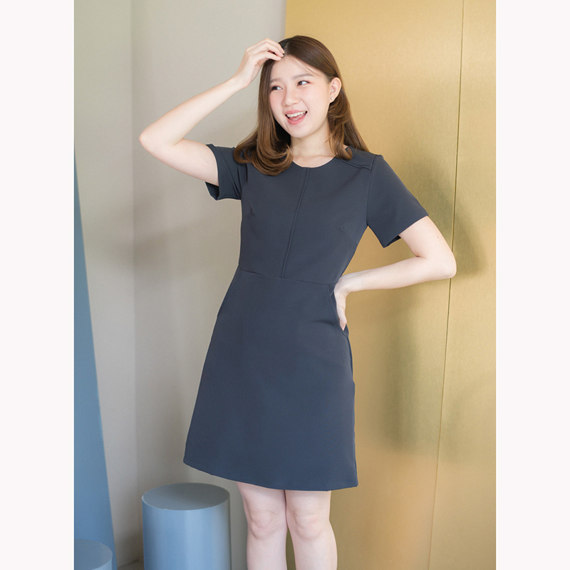 kudapy เดรสสั้นสีแดงเข้ม/สีเทาเข้ม ตัดต่อเล่นคัทติ้งกลางลำตัวและช่วงไหล่ มีกระเป๋าด้านข้าง งานซับในทั้งตัว