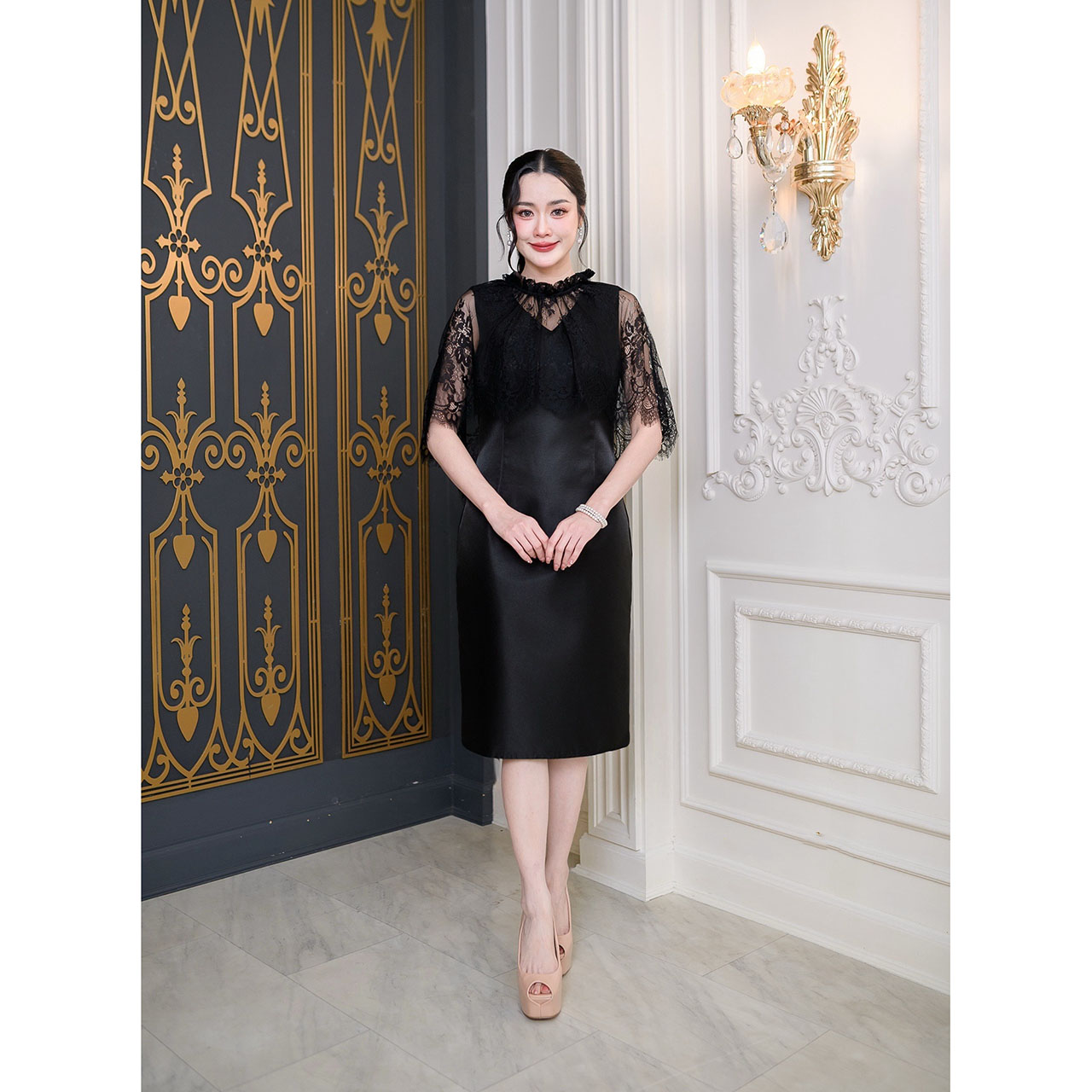 kudapy เดรสผ้าไหมอัดกาวทั้้งชุด าลูกไม้ฝรั่งเศสคอกลมเย็บแต่งจีบรอบคอได้ลุคหรูหรา ลูกไม้ปล่อยทิ้งตัวเป็นงานคลุมไหล่ด้านหน้าสั้นด้านหลังยาวถึงช่วงเอว