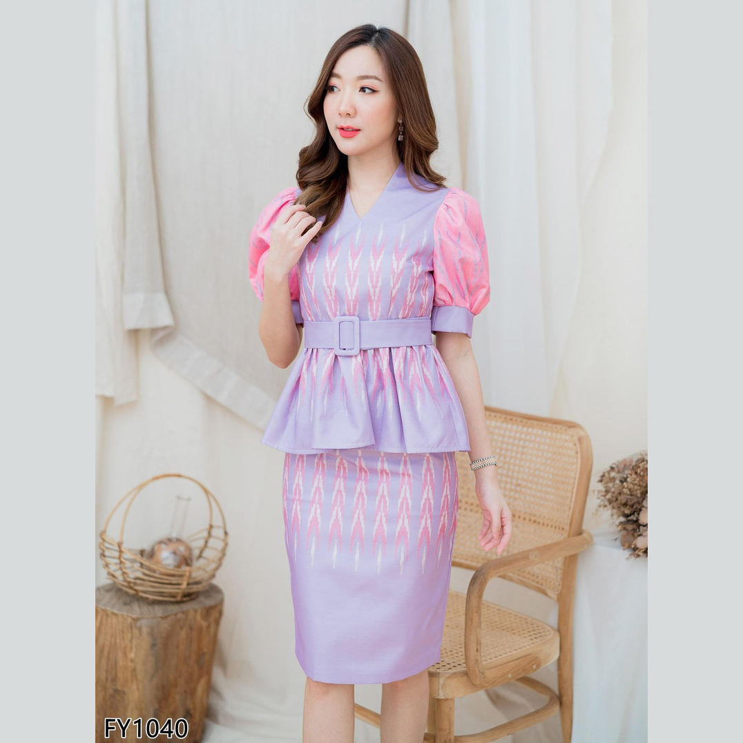 kudapy เดรสสั้นผ้าไทยใส่ไปงาน เดรสคอวีแขนสั้นตู้กตา เก็บเอวแต่งระบาย ผ้าพิมพ์ลายทางผ้าไทย