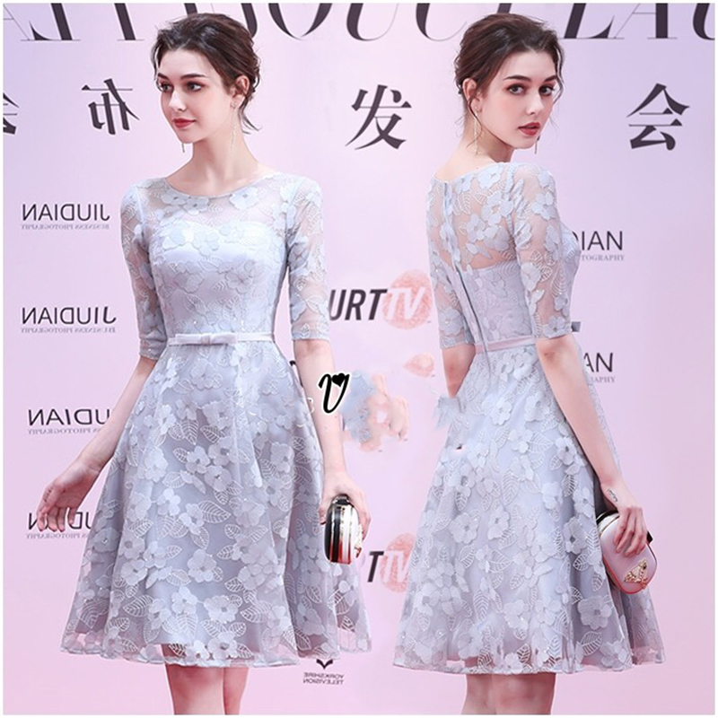 kudapy เดรสลูกไม้สีเทา แขนสามส่วน ไหล่ซีทรู อกเสริมฟองน้ำ เอวเย็บแต่งเข็มขัดโบว์ผ้าในตัว เนื้อผ้าลูกไม้ปักลายดอกไม้