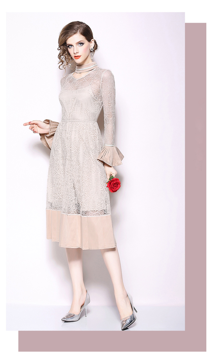 kudapy ชุดเดรสผ้าลูกไม้ลายตาข่ายสีครีม ดีไซน์เก๋ที่คอเสื้อ และปลายแขนเสื้ออัดพลีต