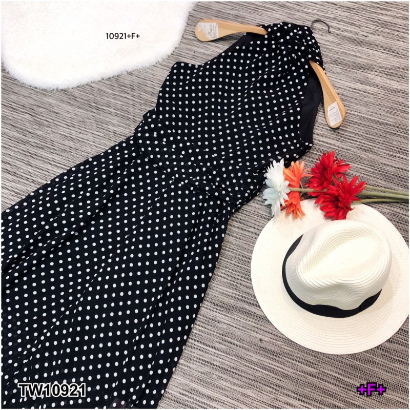 kudapy Maxi Dress แม็กซี่เดรสชีฟองลายจุดแขนกุดสีขาว/สีดำ คอวีไขว้ มีซับ กระโปรงทิ้งระบาย มีซิปข้าง