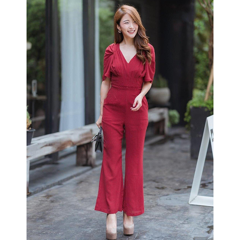 kudapy จั้มสูทขายาวสีแดงลายจุด คอวีจับจีบช่วงไหล่และคอ ซับในแบบสั้น