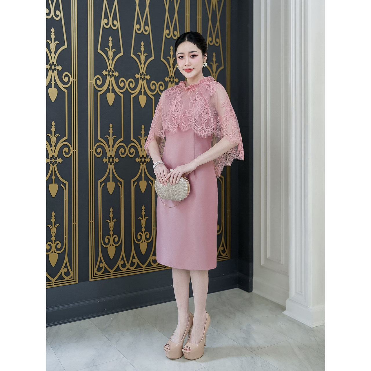 kudapy เดรสผ้าไหมอัดกาวทั้งชุด ผ้าลูกไม้ฝรั่งเศสคอกลมเย็บแต่งจีบรอบคอ ลูกไม้ปล่อยทิ้งตัวเป็นงานคลุมไหล่ด้านหน้าสั้นด้านหลังยาวถึงช่วงเอวหรูหรา