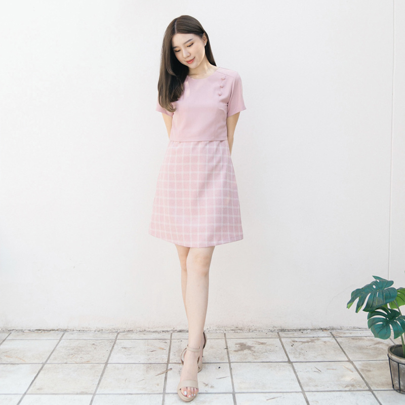 kudapy ชุดเดรสแขนสั้นสีชมพู,ดำ,ครีบ ตัดต่อเย็บคิ้วท์ที่ช่วงบ่า