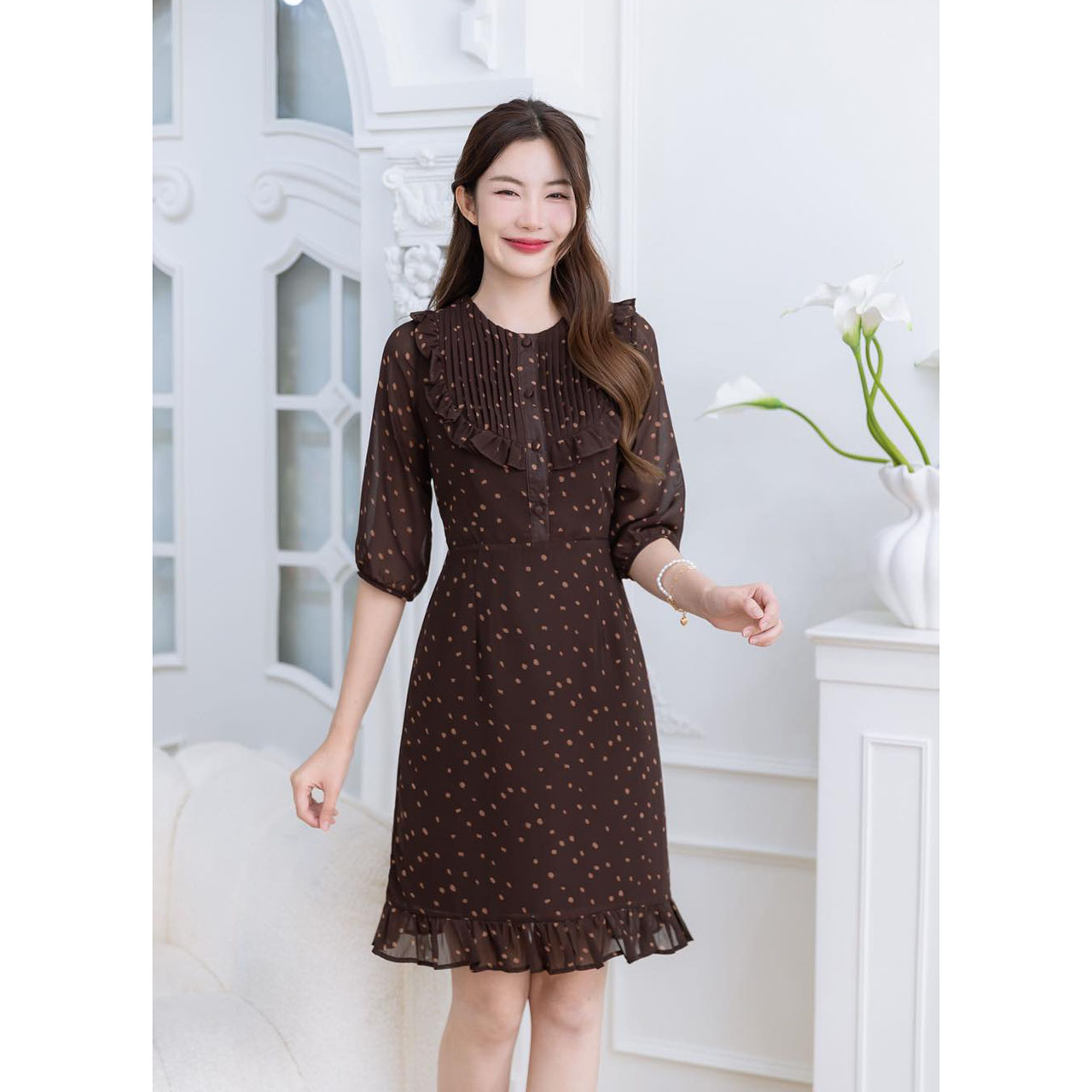 kudapy เดรสชีฟองลายจุดหิมะ โทนสีเข้ม มีดีเทลตีเกล็ดแต่งระบายช่วงอก ช่วงชายกระโปรงเป็นระบายเล็กๆ