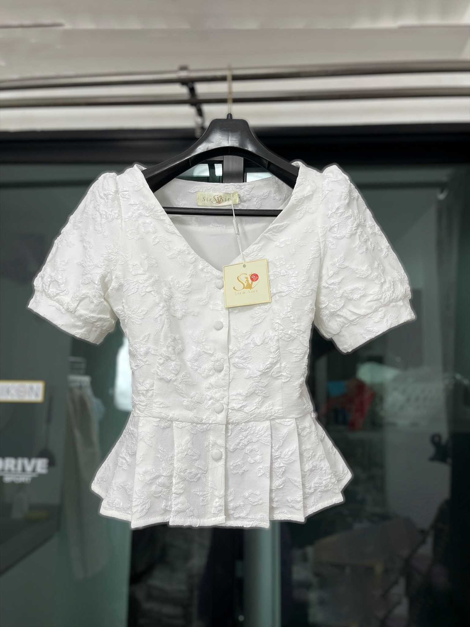 kudapy เสื้อสีขาว+ผ้าถุงสีฟ้า ,สีเหลืองทองทอลาย เซตเข้าชุดใส่ไปงานแต่งสวยๆ