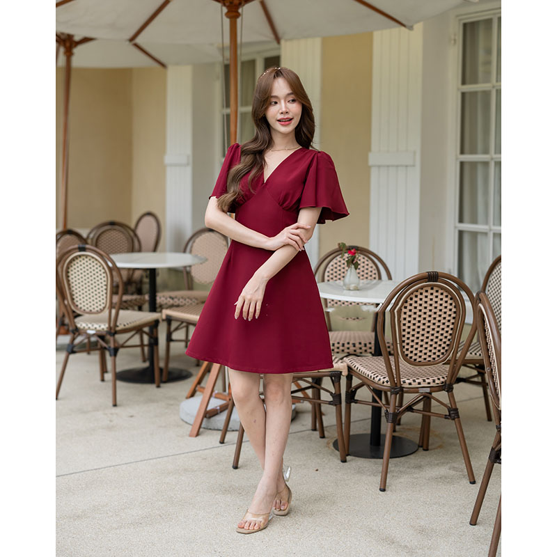 kudapy เดรสสั้นสีแดง เปรี้ยวอมหวานลุคสาวขี้เล่น ตัวเสื้อเป็นคอวีจับจีบเดรปที่อก แขนเสื้อเป็นทรง Bell