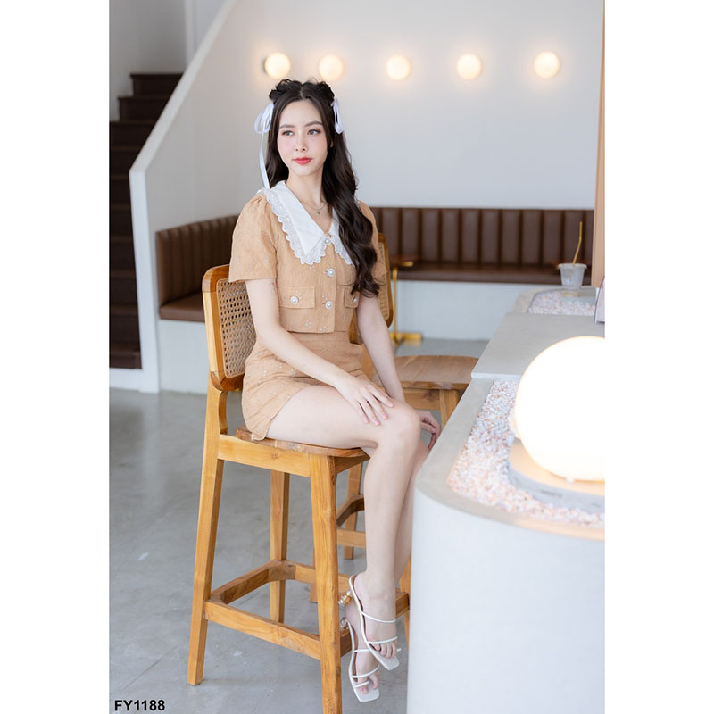 kudapy ชุดเซตงานผ้าฉลุสีน้ำตาล/สีฟ้า ปกคอบัวงานผ้าระบายลายดอก น่ารักมาก มีกระเป๋าสองข้าง แมทช์กับกางเกงขาสั้น ลุคเกาหลีเวอร์