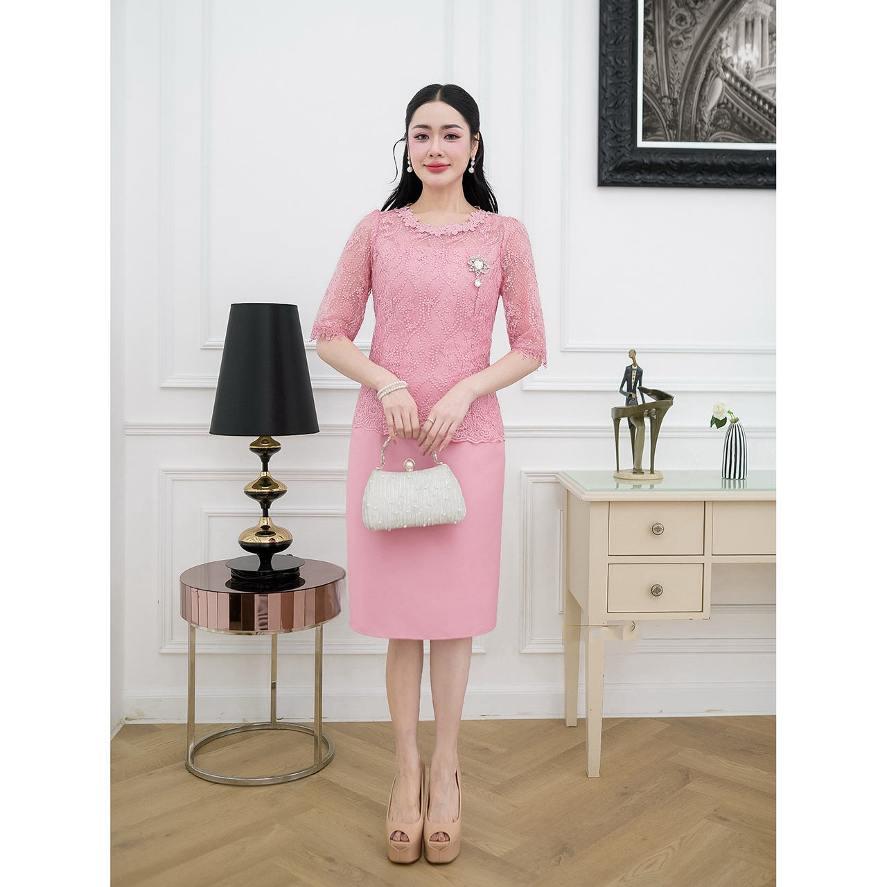 kudapy เดรสผ้าไหมทรงเรียบ ด้านบนเป็นงานผ้าลูกไม้ใยบวบแขนสามส่วนแต่งปลายแขนด้วยลูกไม้ทอลาย ช่วงคอแต่งด้วยลูกไม้ดอกไม้รอบคอ