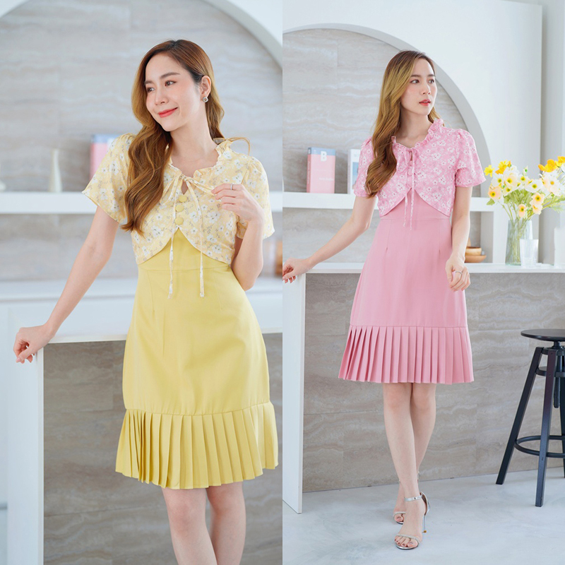 kudapy เดรสสั้นสีเหลือง/สีชมพู ลายดอกชายอัดพลีทอกผูกเชือก