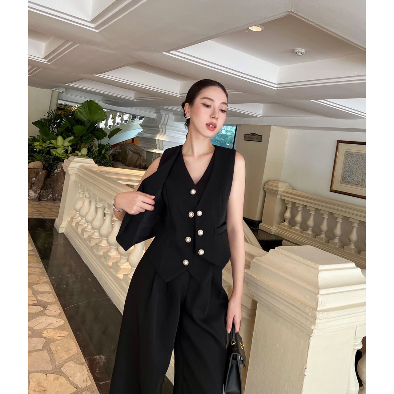 kudapy เซ็ทเสื้อแขนกุดทรง vest เย็บดับเบิ้ล 2 ชั้น กางเกงขายาวทรงปล่อย ตัวเสื้อแต่งกระดุมจริงปลายทรงแหลม