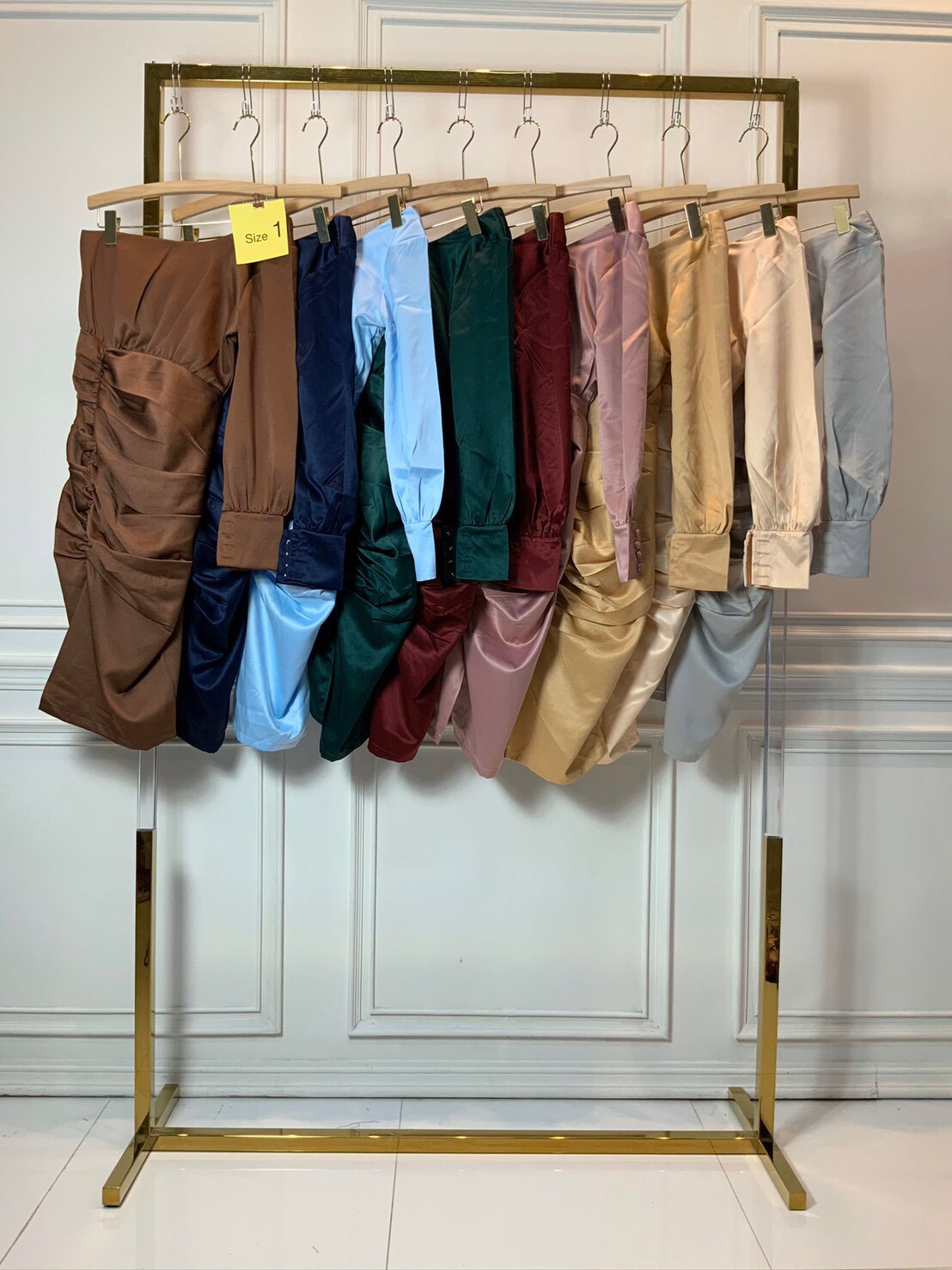 kudapy ชุดเดรสสั้นเปิดไหล่เฉียงข้าง แขนยาวผ่าข้าง ผ้าซาร่าไม่ยืด เดรสออกงานไหล่เดี่ยว