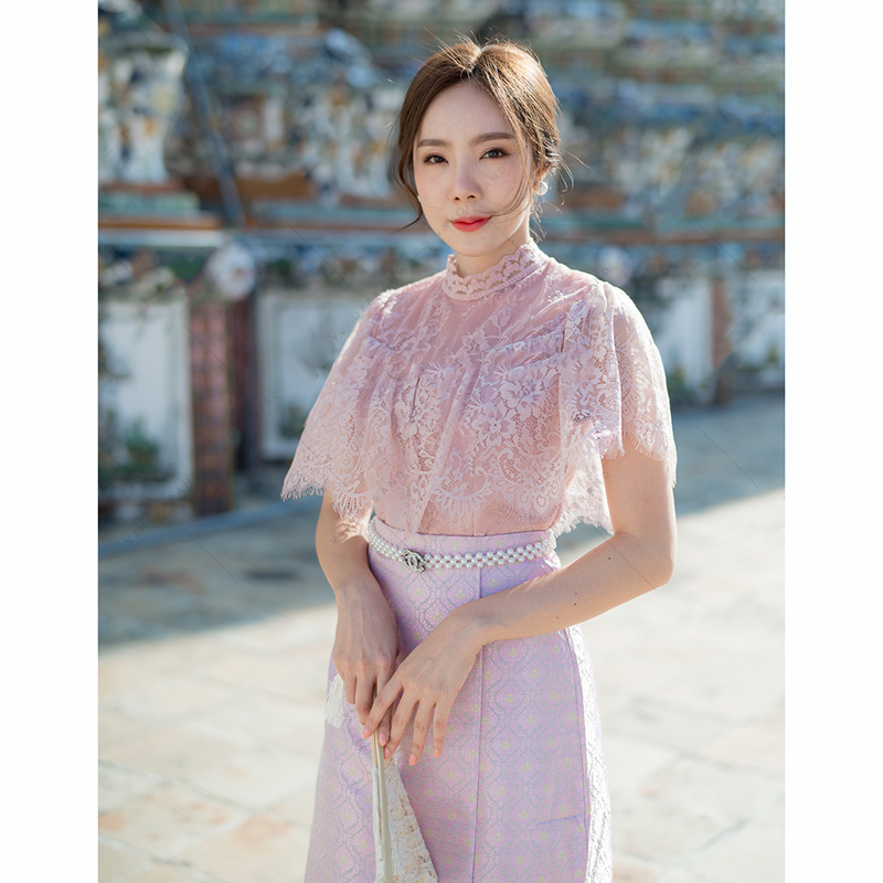 kudapy ชุดไทยประยุกต์สีขาว/สีชมพู งานสวยหรู ดูแพงมากๆ เสื้อลูกไม้แต่งระบายแขนสั้น ระบายรอบตัว ผ้าลูกไม้เนื้อดีมากๆ