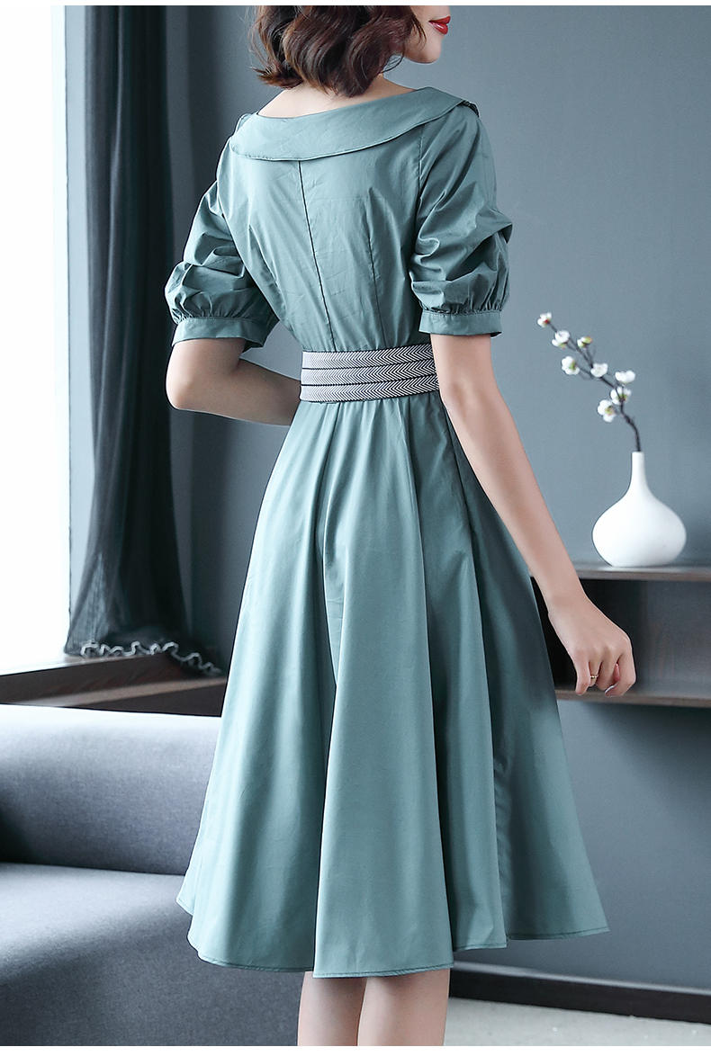 เดรสสั้นสีเขียว คอปาดกว้าง ผ้าคอตตอนผสม แต่งคอเสื้อข้างขวาลายเดียว มีเข็มขัดผูกเอวตามแบบ