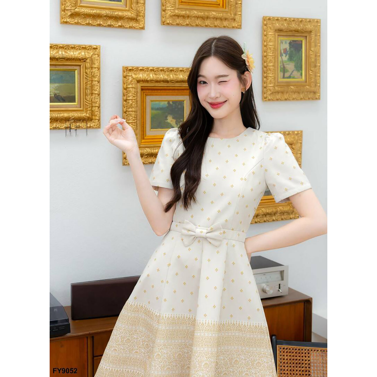 kudapy เดรสสั้นสีขาว/สีชมพู ใส่ทำงานผ้าไทยลายทอ แต่งโบว์เองสวยดูดี