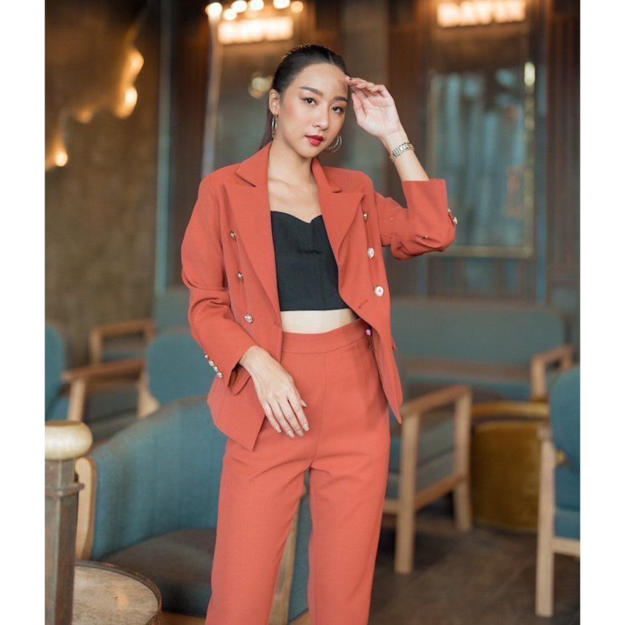 kudapy เสื้อสูท+กางเกง สีส้มอิฐ setsuit เสื้อมีซับในทั้งตัว แต่งกระดุมด้วยหน้าสีขาวทอง 6 เม็ด กระเป๋าจริง มาพร้อมกางเกงขายาว 9 ส่วน