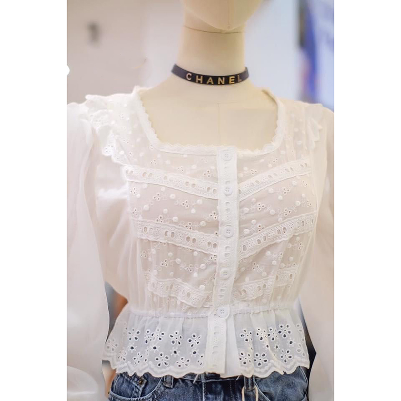 kudapy เสื้อลูกไม้ปักฉลุสีขาว แขนซีทรูบอลลูน ปลายแขนลูกไม้ กระดุมผ่าหน้า