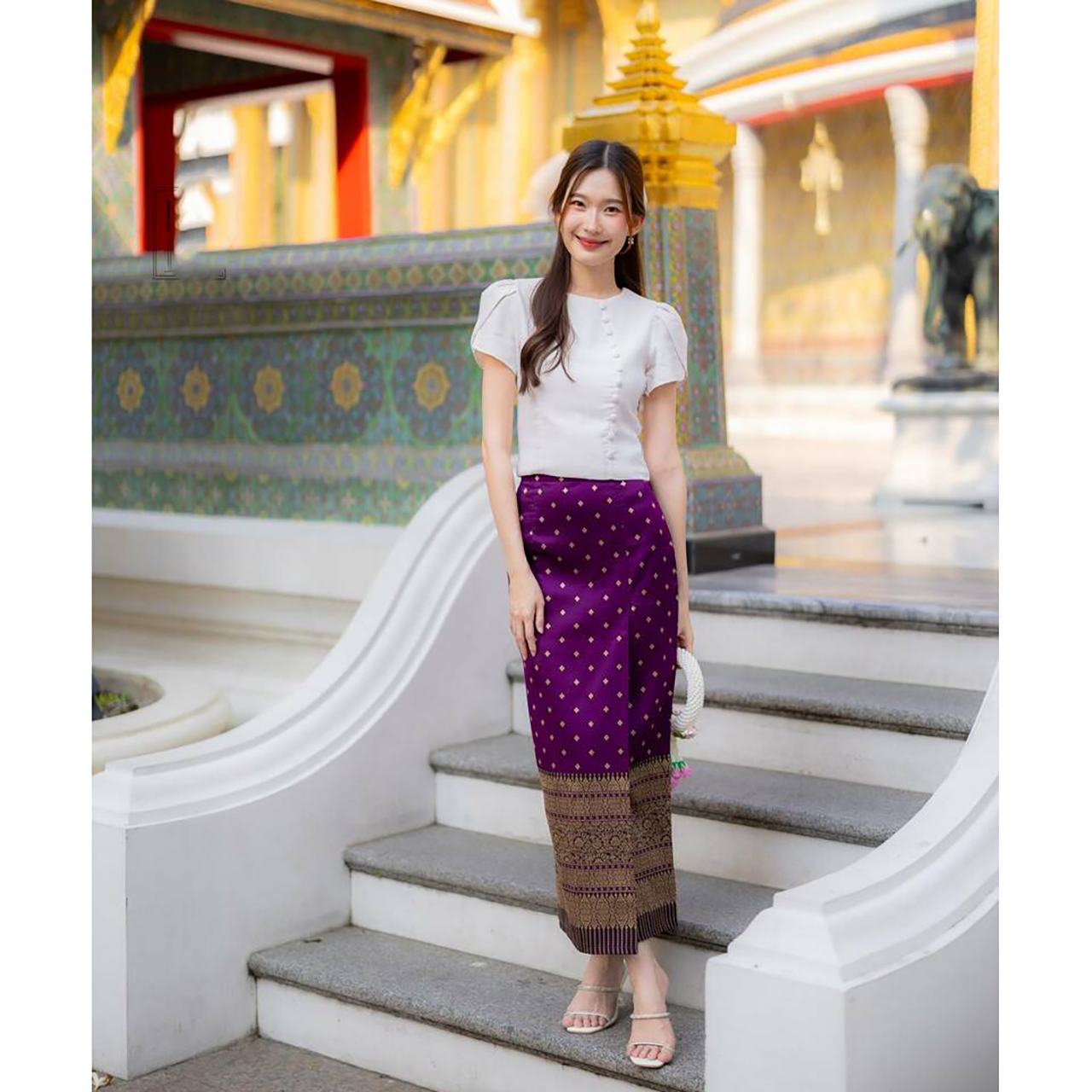 kudapy ชุดเซ็ทเสื้อสีขาว ชุดลิซ่าใส่+กระโปรงลายไทยสีชมพู/สีครีม