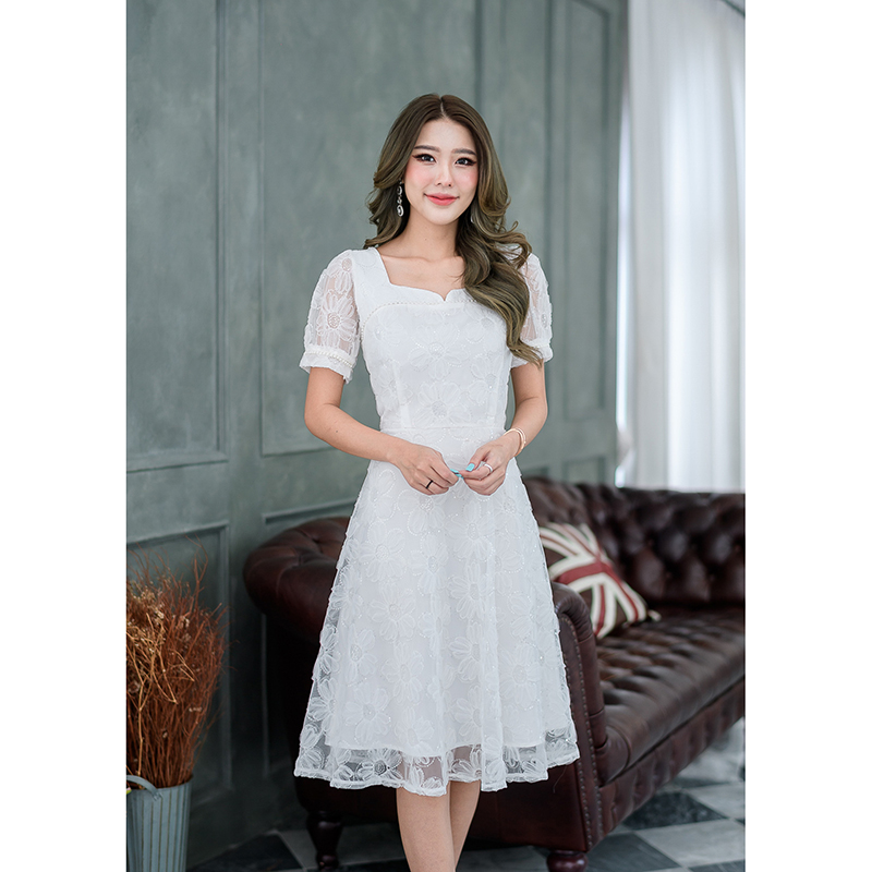 kudapy เดรสสั้นสีขาว/สีน้ำตาลทองอ่อน ผ้านุ่มฟูลายดอกไม้ ผ้าตาข่ายลายนูนฟู ลายดอกไม้ รอบดอกไม้ตกแต่งด้วยเลื่อมใสๆรอบดอกไม้